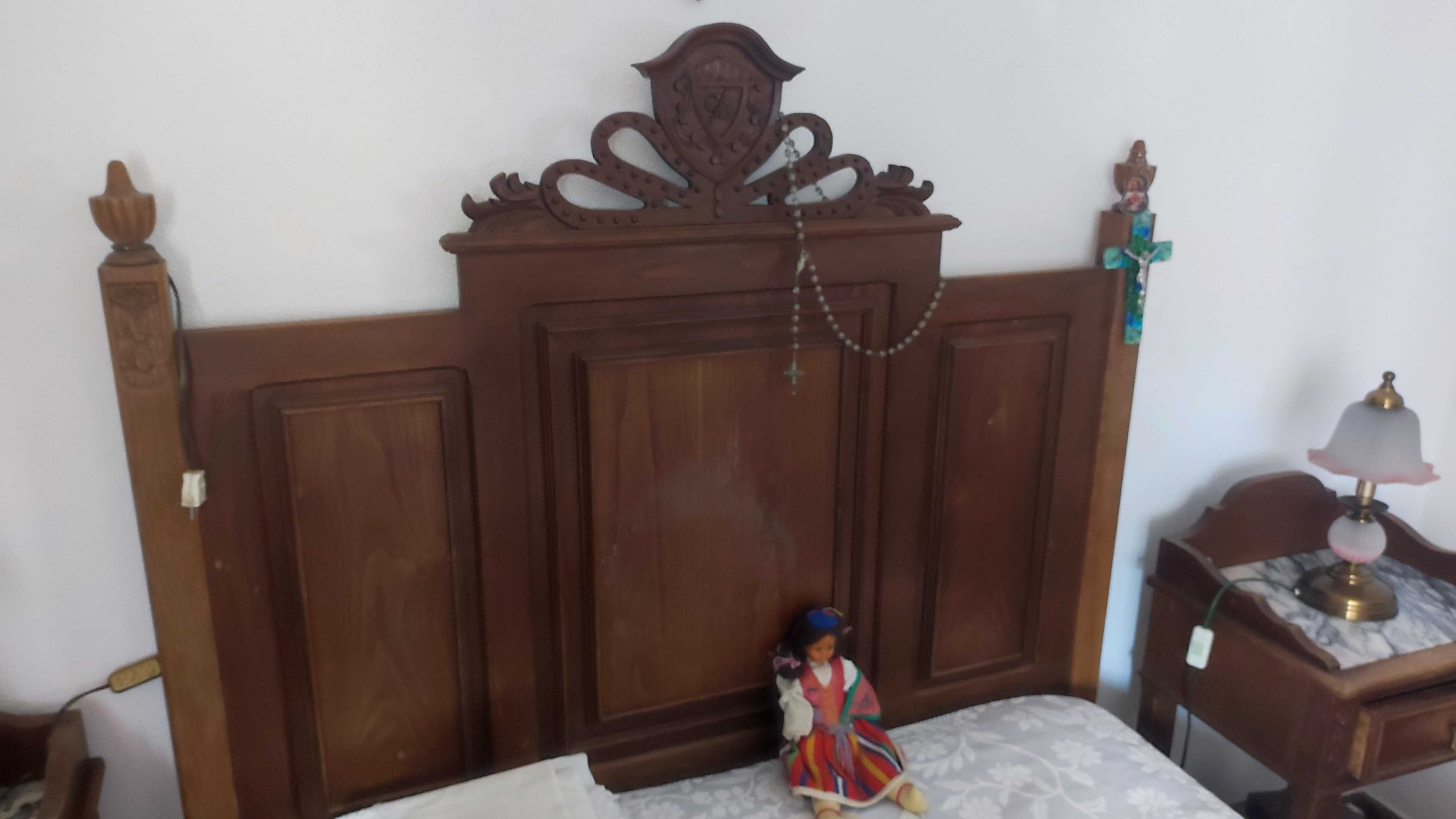 Quarto de casal em castanho e tampos em mármore