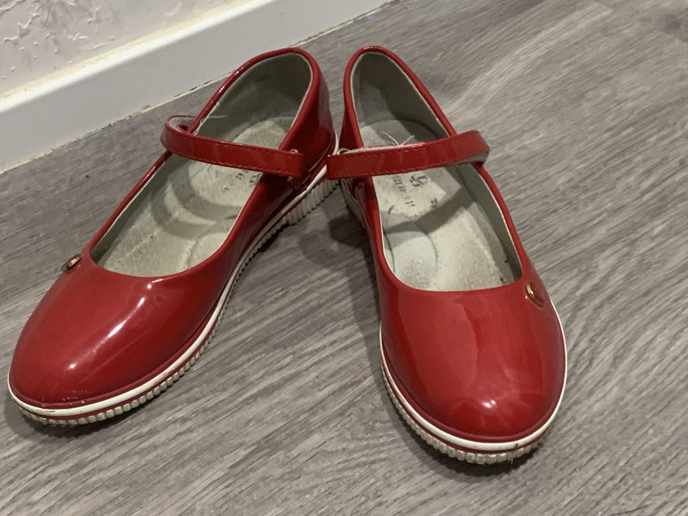 Червоні туфлі 34