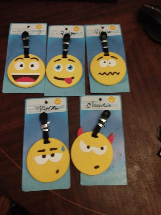 Etiquetas emoji para malas e afins