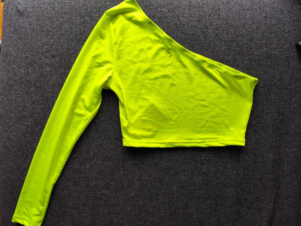 Crop top z rękawem na jedno ramię nowy