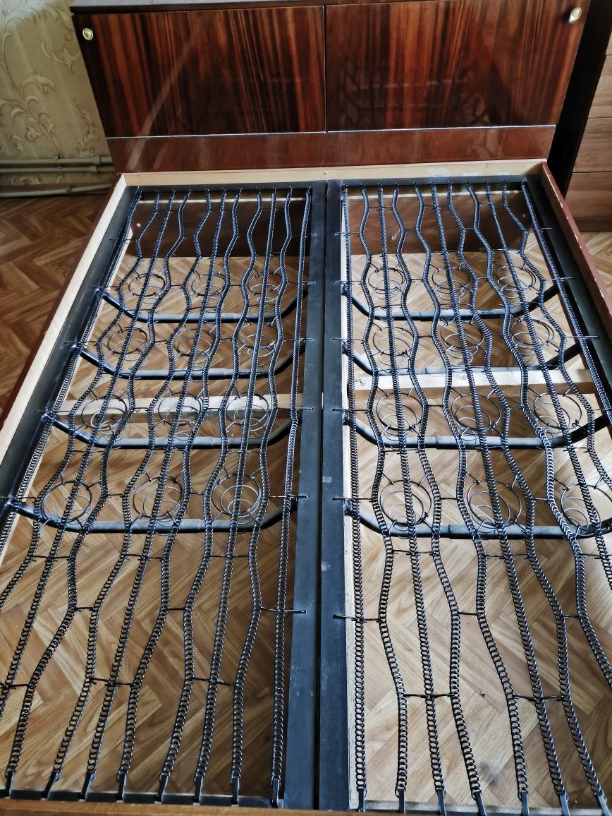 Продається двоспальне ліжко з тумбою, матрацом. Самовивіз.