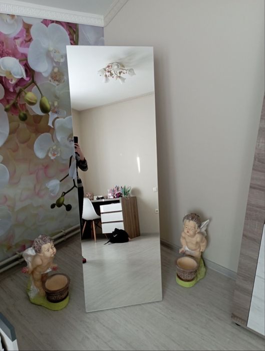 Безрамне дзеркало з ніжкою. Велике підлогове дзеркало без рами