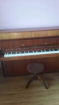 Pianino Legnica z taboretem