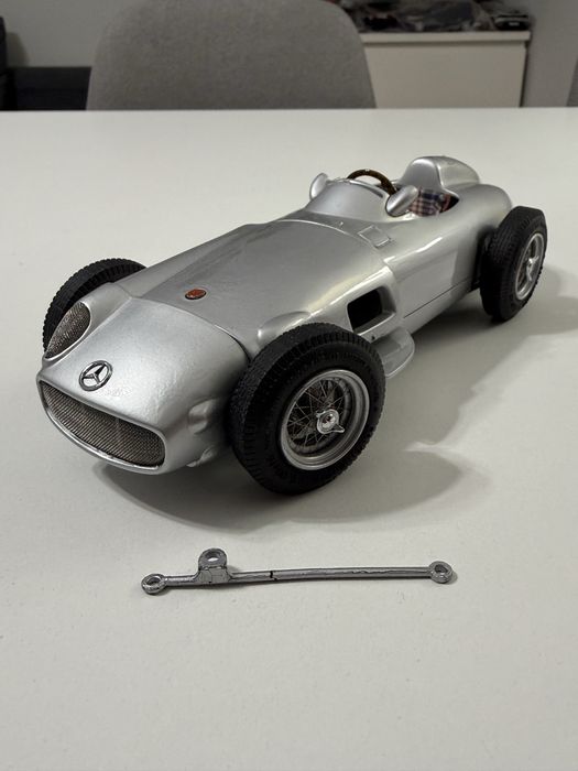 Model Mercedes Benz W196 Monoposto 1954 1/18 CMC uszkodzony 1:18 MB 11