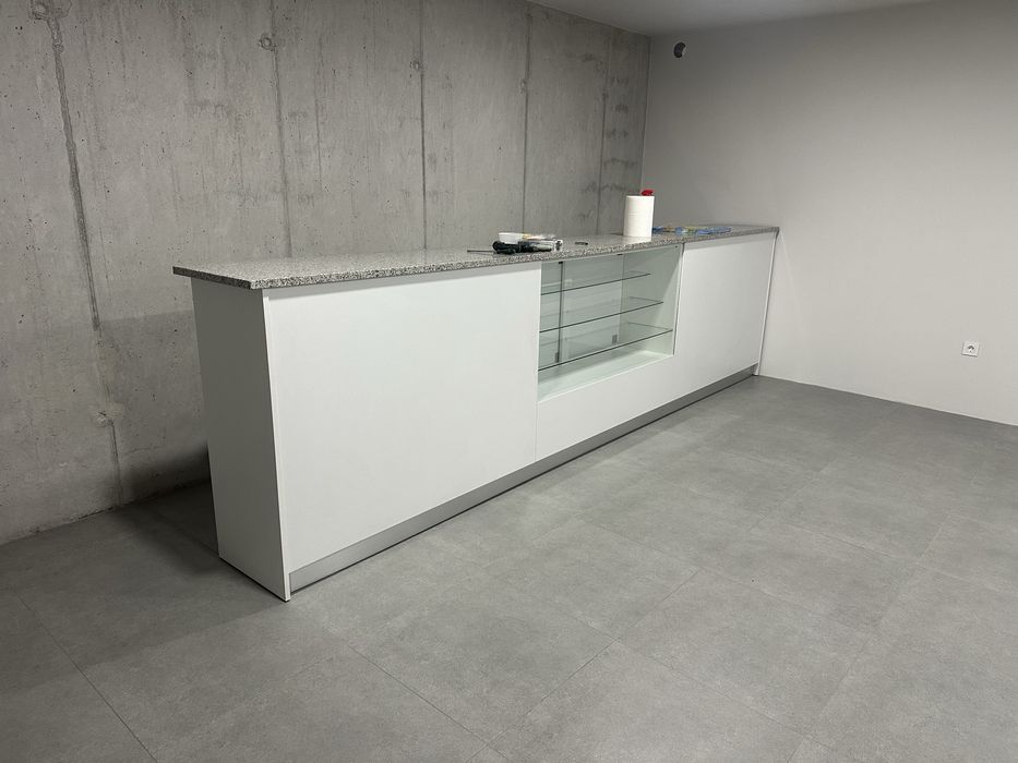 Balcão proveniente de espaço comercial.