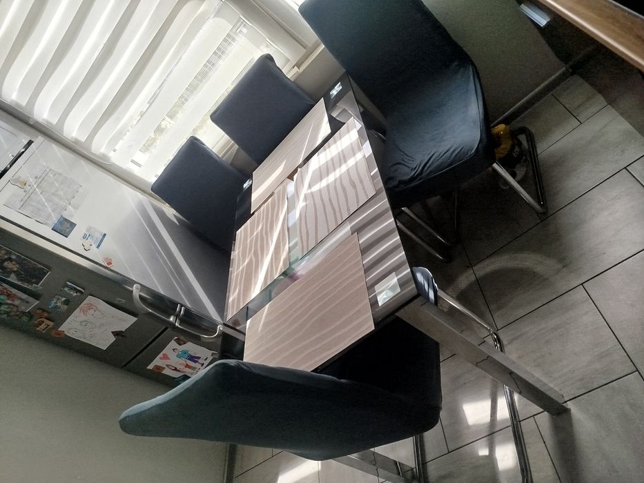 Stół z 4 krzesłami