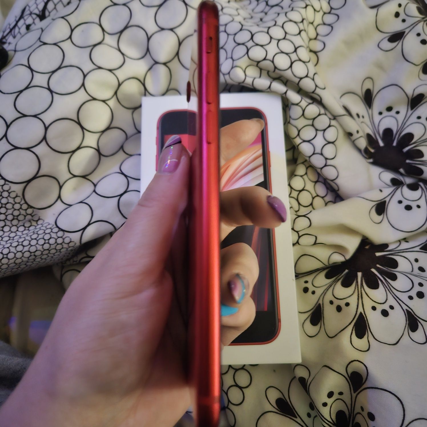 iPhone SE 2020 w kolorze czerwonym