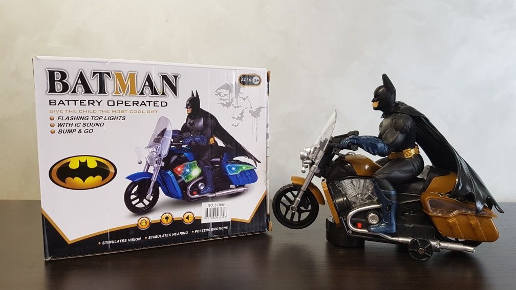 Супергерой на мотоцикле: Халк,Спайдермен,Капитан Америка,Бетмен.