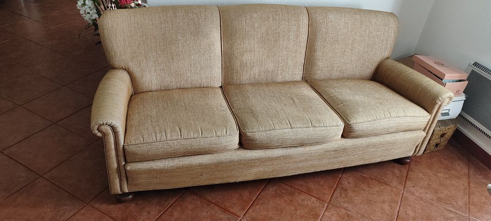 Vendo sofá de três lugares