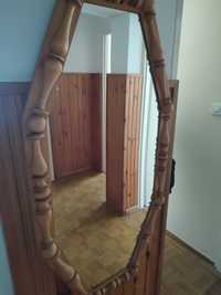Duże lustro z piękna drewniana ramą