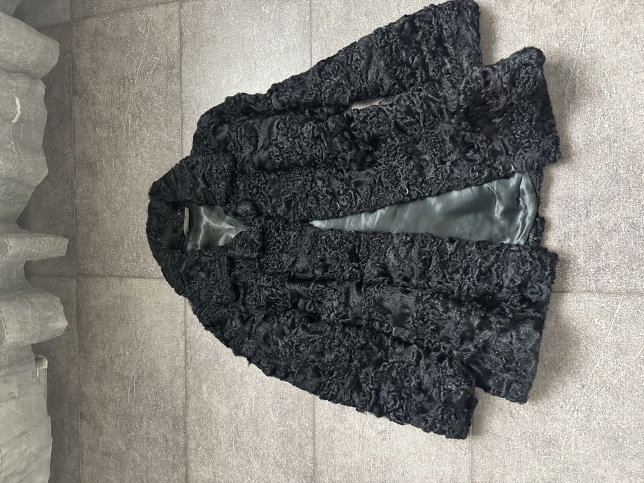 czarne futerko z karakull