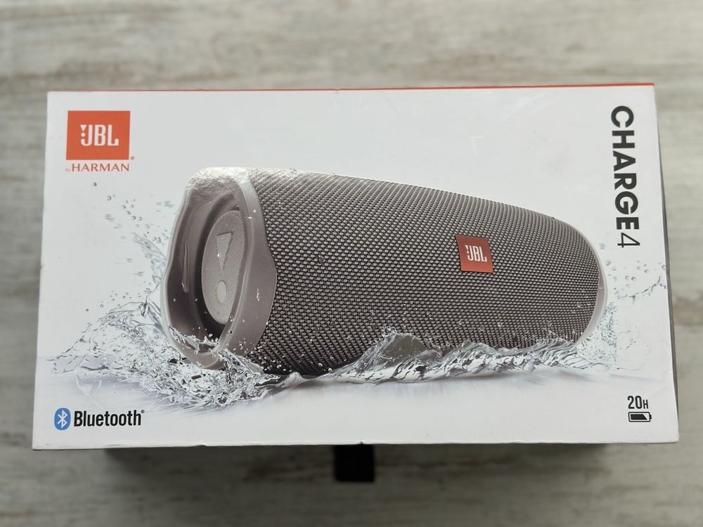 JBL Charge 4 сірого кольору