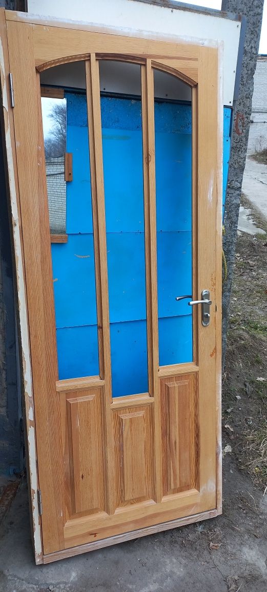Продам двоє дерев'яний дверей з коробкою .