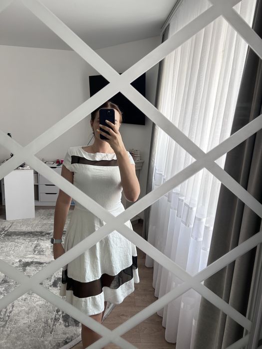 Продам білу сукню з чорними вставками