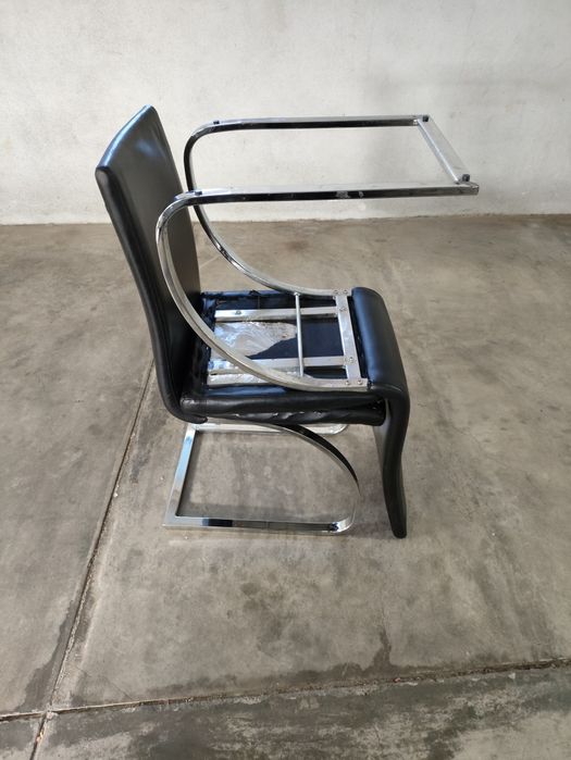 Cadeiras em aço cromado e pele sintética