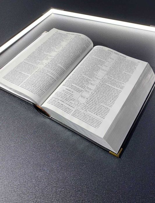 Biblia. Okładka ze skóry, wykonana ręcznie.