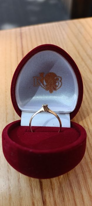 Обручка з діамантом