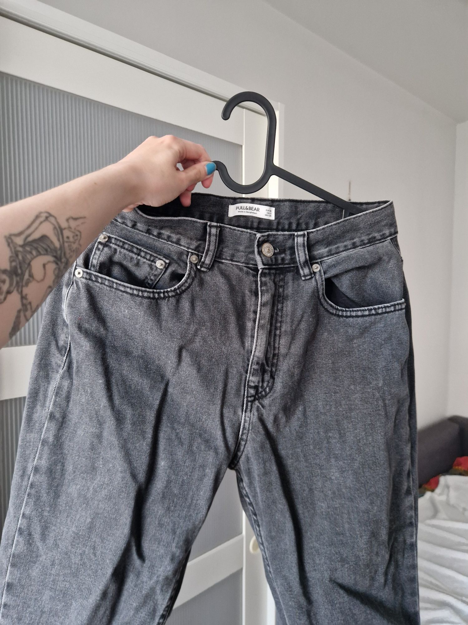 Mom jeans, czarne, sprany kolor, wysoki stan, pull&bear, luźne jeansy,