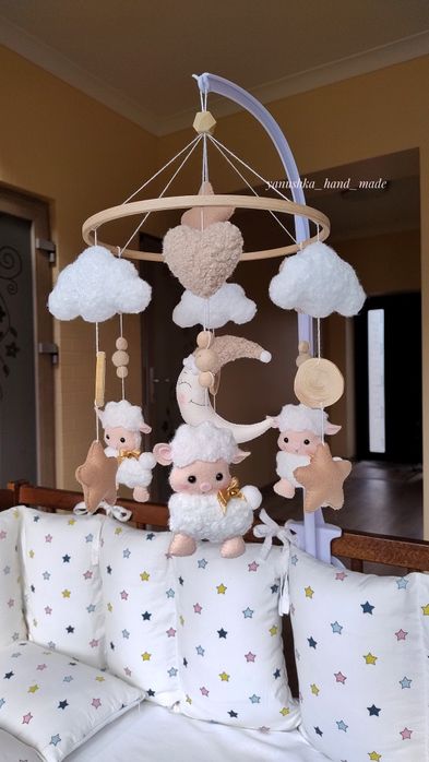 Мобиль из фетра ручной работы