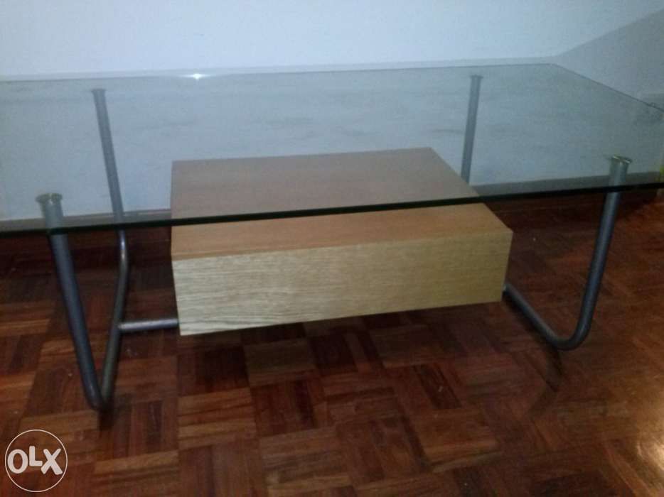 Mesa de vidro, impecável.