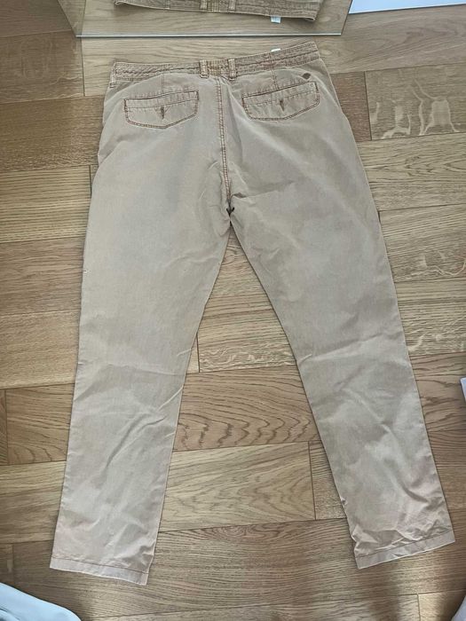 Beżowe spodnie, Lavard