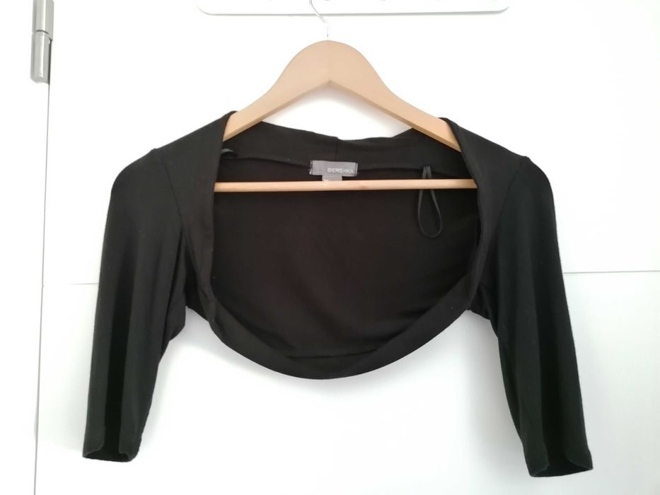 Bolero preto com mangas acima do cotovelo