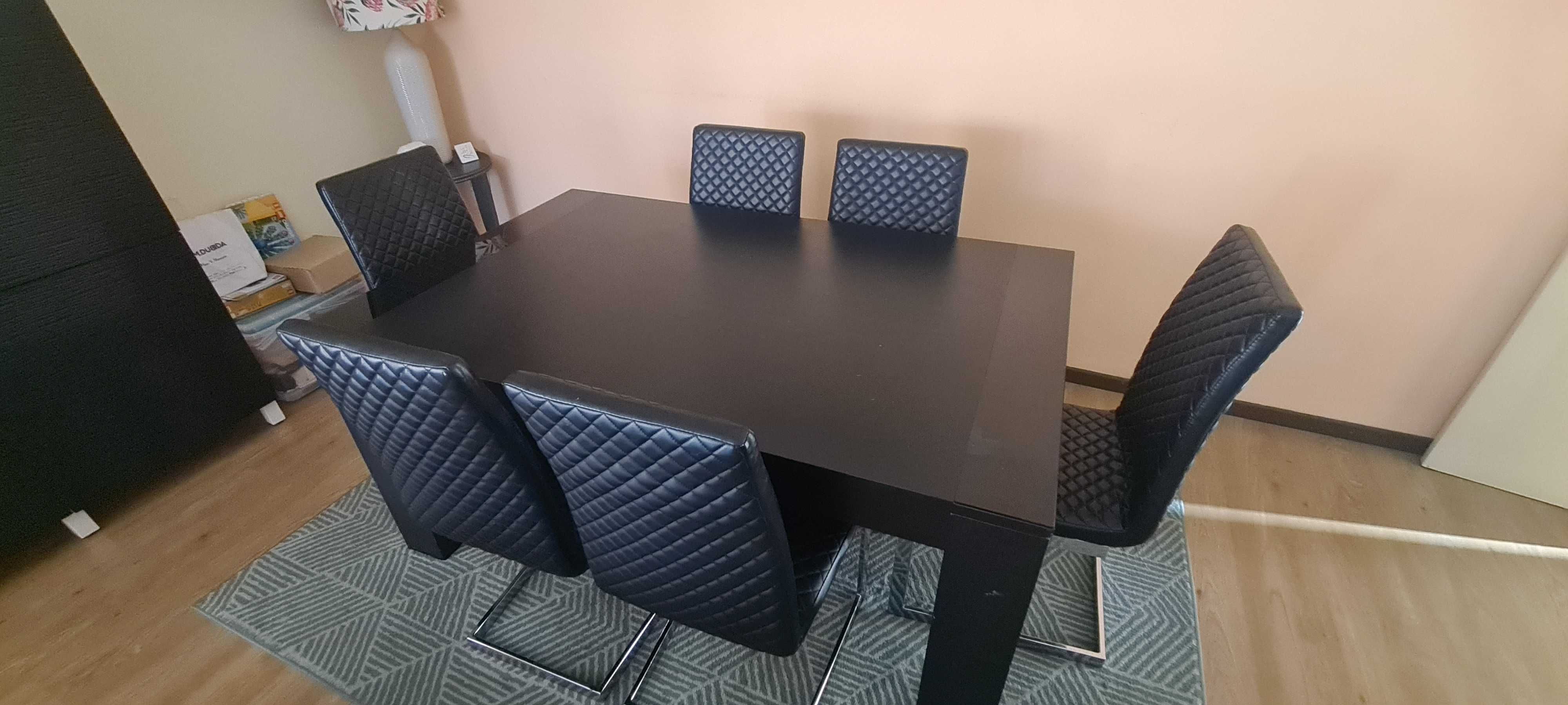 Conjunto de mesa e cadeiras sala de jantar.