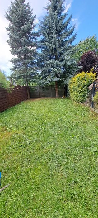 Na wynajem mieszkanie z podwórkiem, garażem, wiatą garażową Baranówek