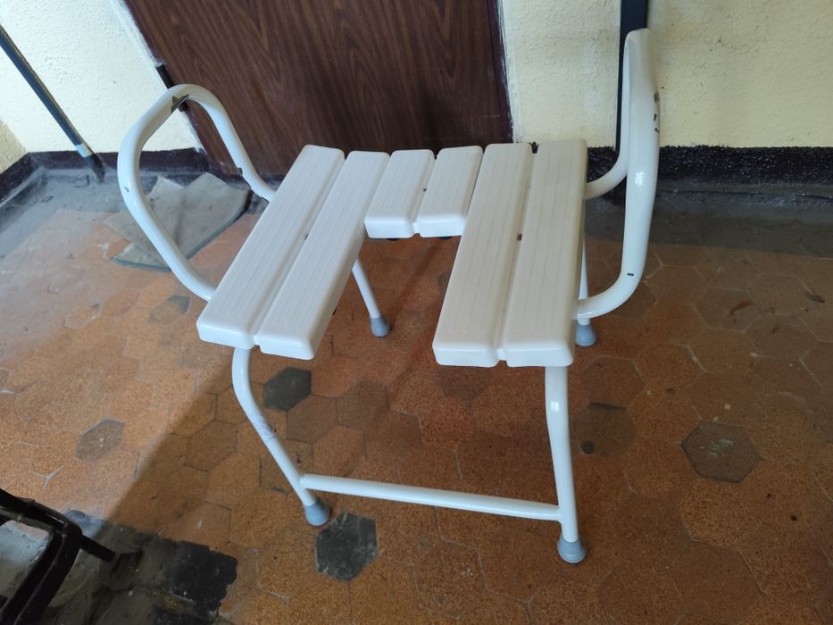 Стул спец. для душа и складные стулья
