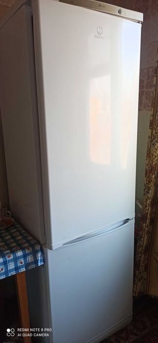 Холодильник Indesit у гарному станi.