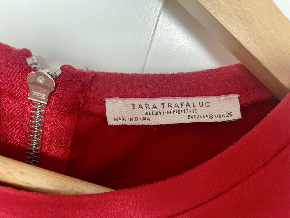 Czerwona aksamitna sukienka Zara