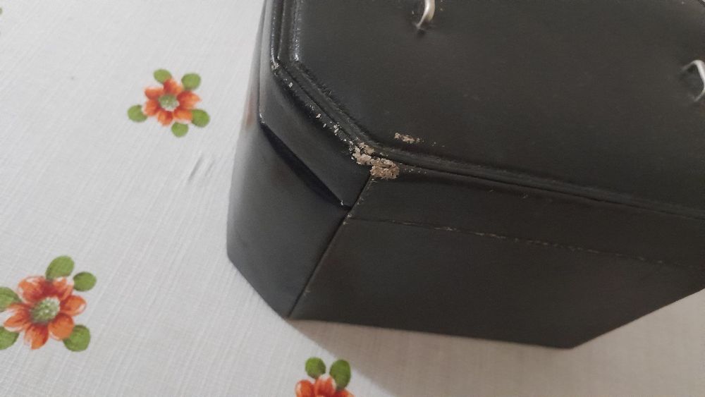 Вмістка шкатулка, що потребує зовнішньої  реставрації