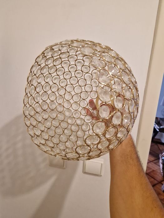 Abajour dourado com cristais decorativos