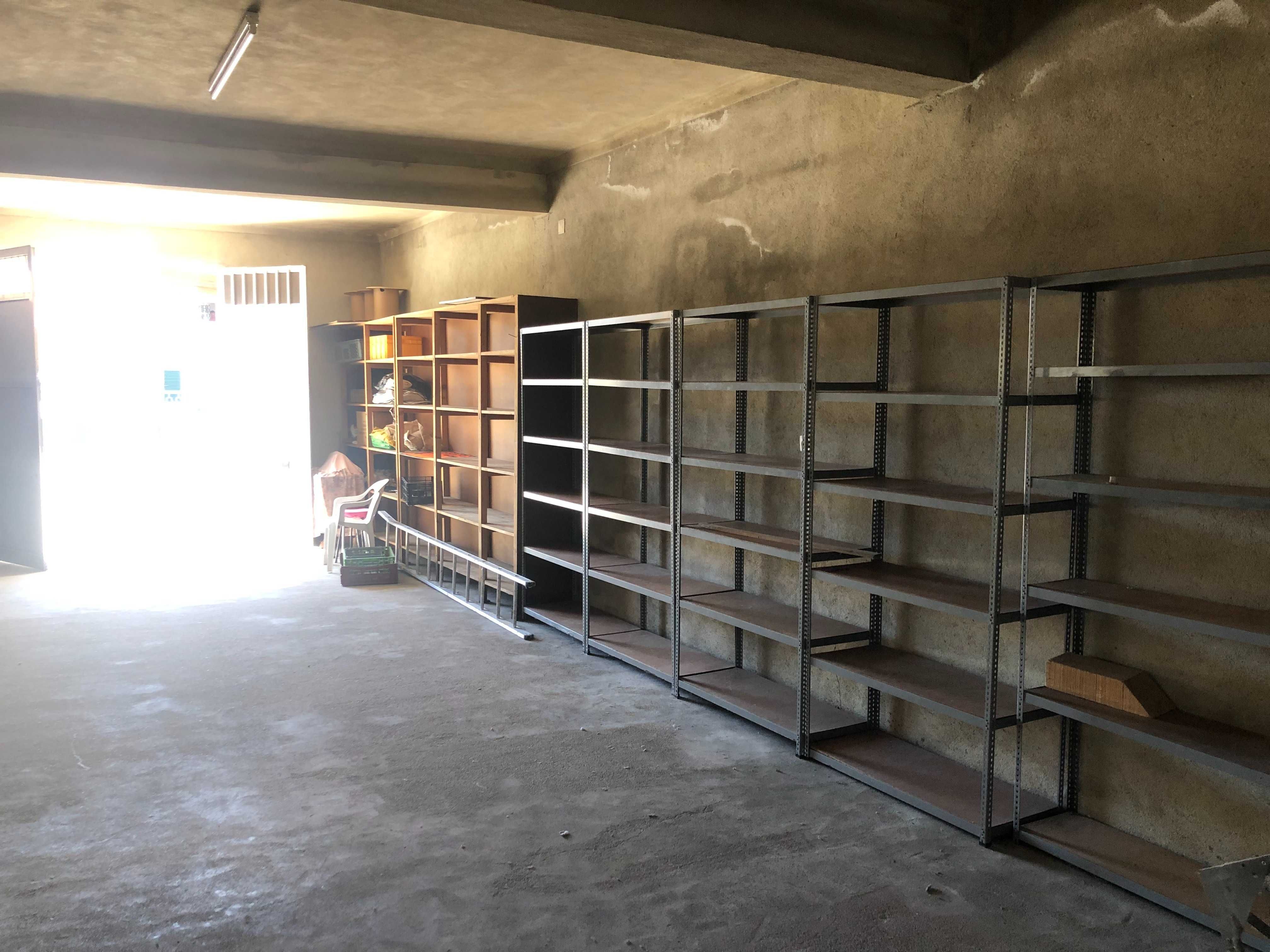 Armazém,  Garagem junto ao modelo continente Tomar