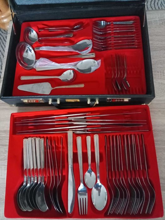 Sztućce ze stali nierdzewnej w walizce.