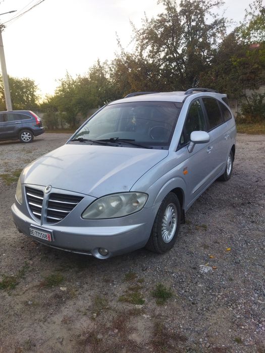 Ssangyong Rodius, полноприводный минивэн.