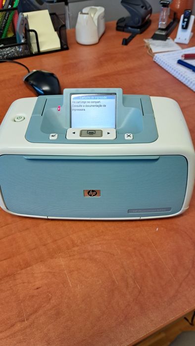 Impressora HP Photosmart A526 com 200 folhas de papel fotográfico.
