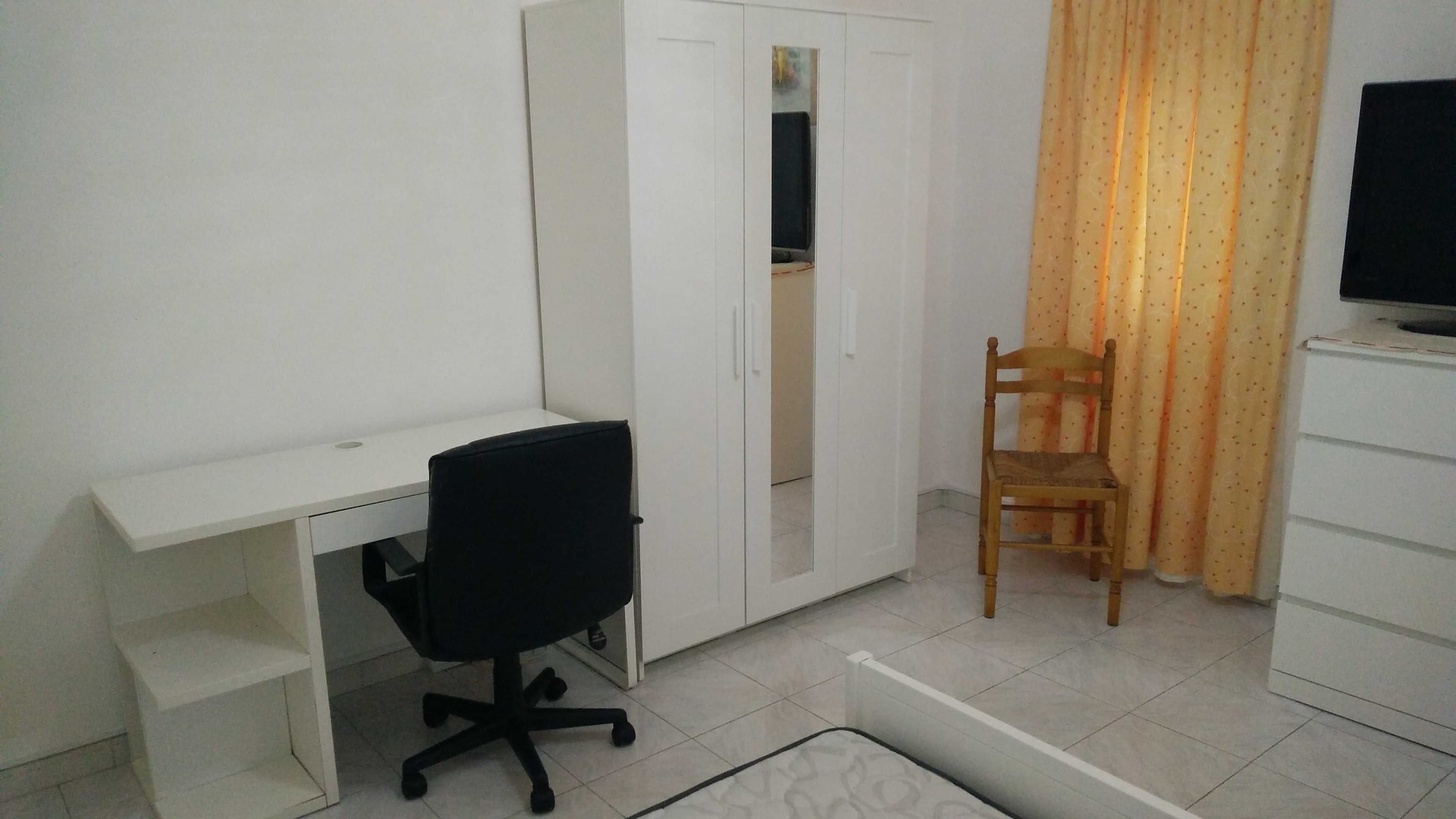 Amora, Quarto em casa Tranquila