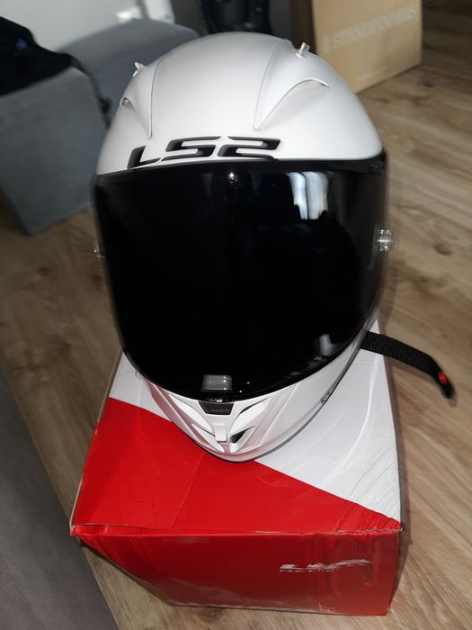 Biały kask motocyklowy