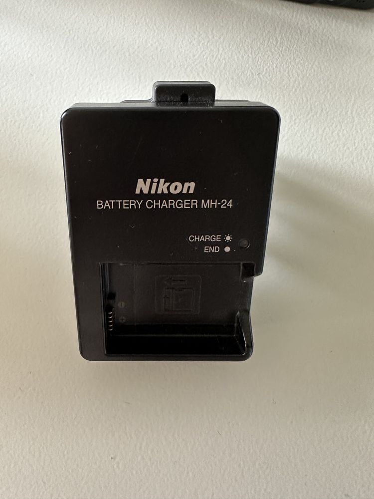 Nikon D3100 z dodatkowym obiektywem i torbą
