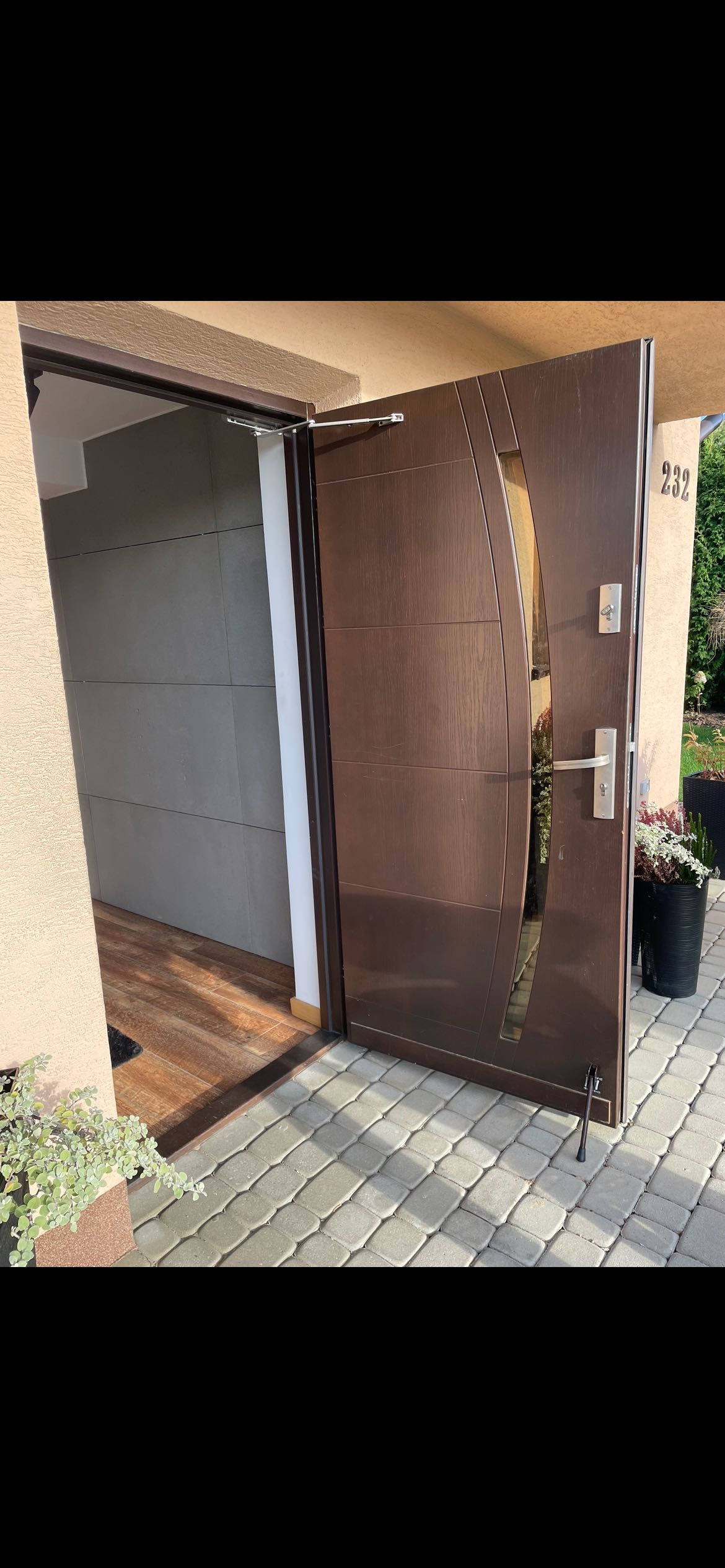 Drzwi drewniane w kolorze brązowym