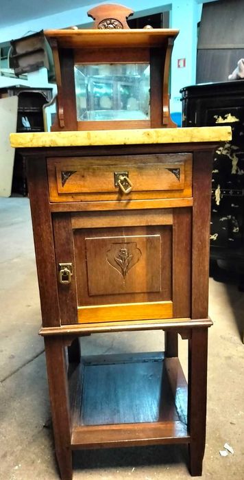 Móvel Antigo com Pedra Mármore