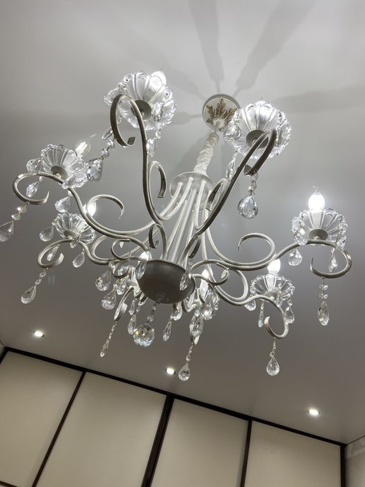 Кришталева люстра на 8 ламп
