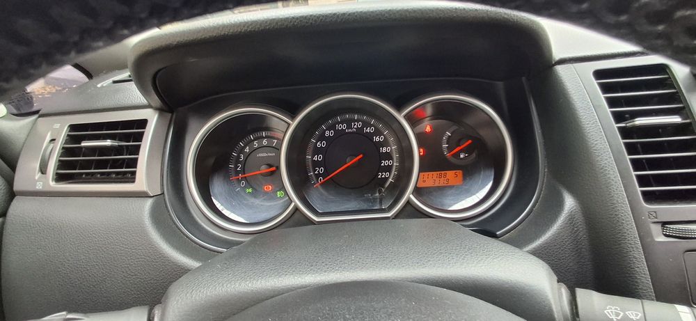 легковий автомобіль Нісан Тііда