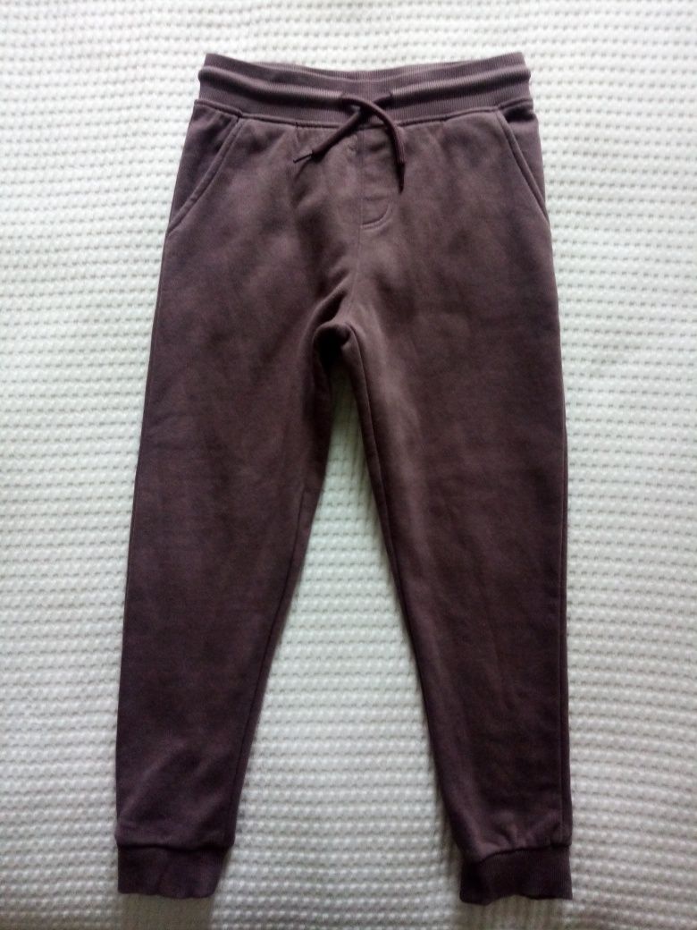 Spodnie dresowe chłopięce George w rozmiarze 122/128.