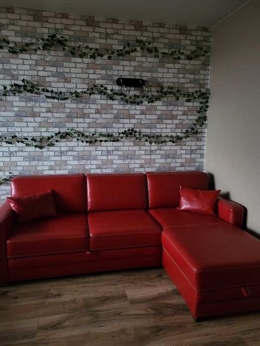 Przepiękna czerwona kanapa w zestawie z fotel