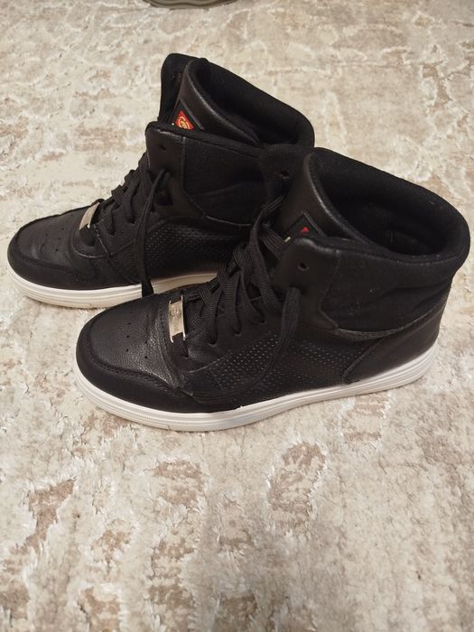 Кросівки хайтопи.