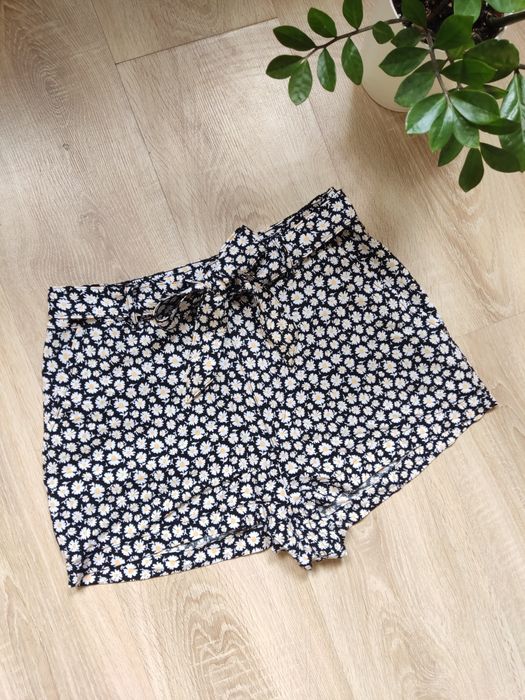 Szorty krótkie spodenki z wysokim stanem czarne w stokrotki wiskoza