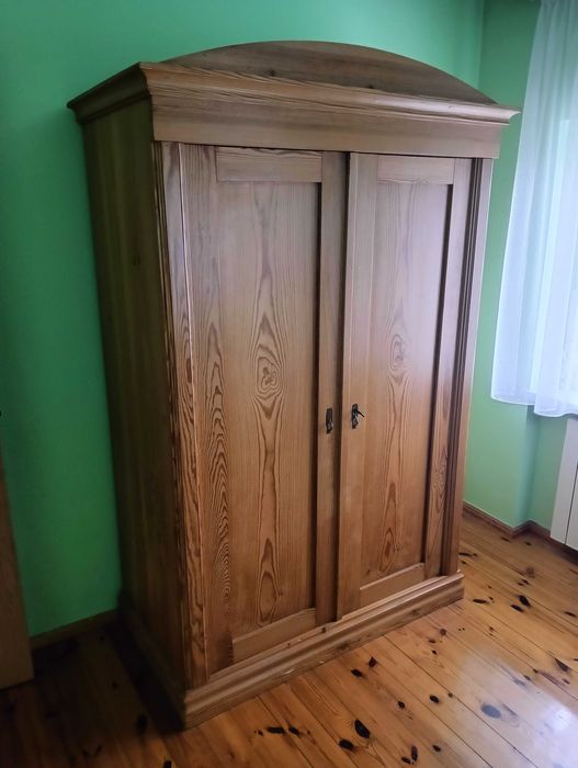 Starą drewniana szafa ubraniowa