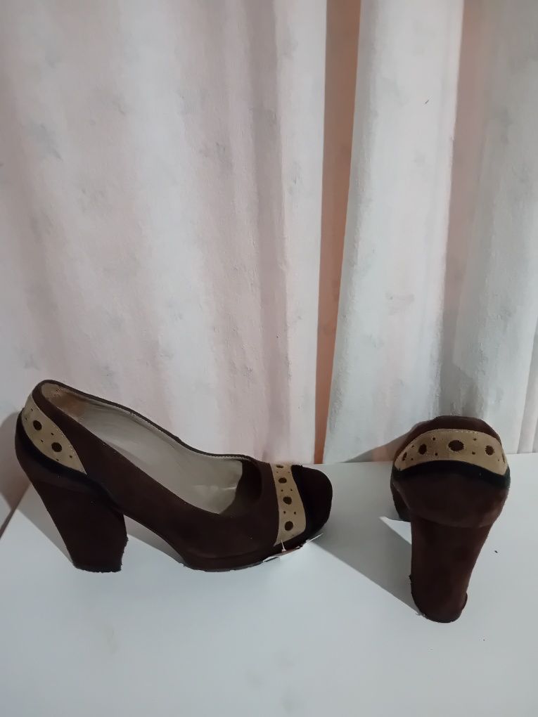 Sapato de salto.